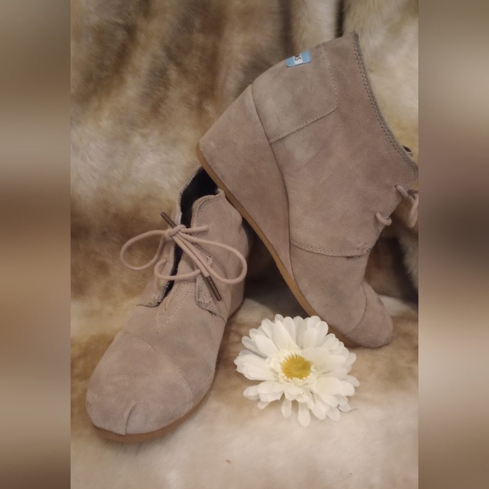 Toms Taupe Desert Wedge booties size 10